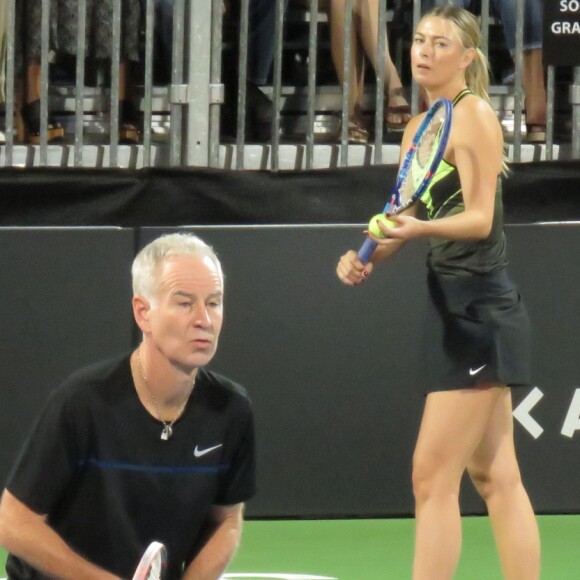 Maria Sharapova et John McEnroe lors de la journée caritative pour la lutte contre le Sida 'Elton John Aids Foundation' organisée à Las Vegas, le 10 octobre 2016.
