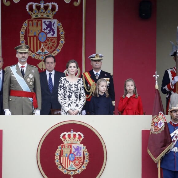 Le roi Felipe VI et la reine Letizia d'Espagne ont assisté le 12 octobre 2016 à Madrid au défilé militaire de la Fête nationale avec leurs filles la princesse Leonor des Asturies (manteau bleu) et l'infante Sofia d'Espagne (manteau rouge).