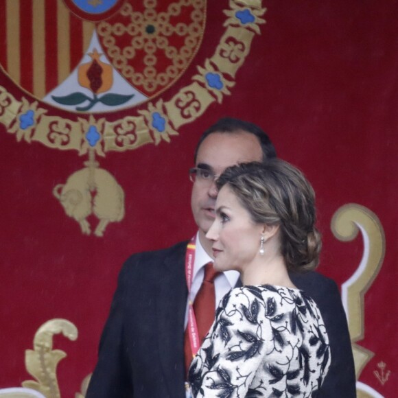 Le roi Felipe VI et la reine Letizia d'Espagne ont assisté le 12 octobre 2016 à Madrid au défilé militaire de la Fête nationale avec leurs filles la princesse Leonor des Asturies (manteau bleu) et l'infante Sofia d'Espagne (manteau rouge).