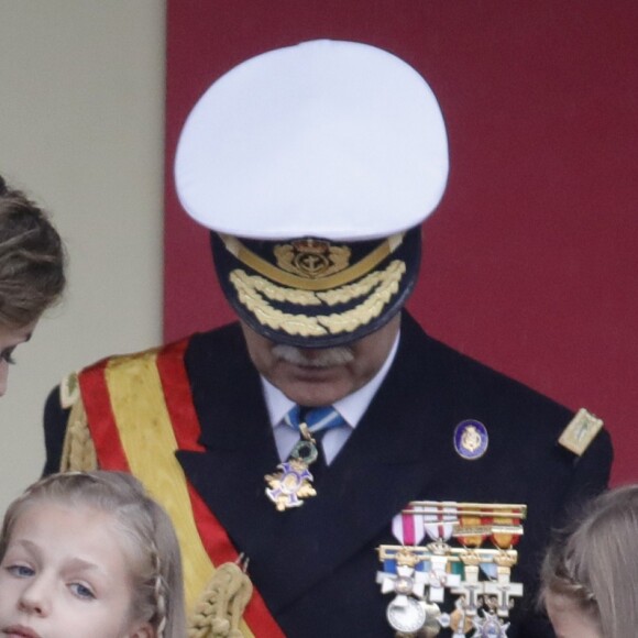 Le roi Felipe VI et la reine Letizia d'Espagne ont assisté le 12 octobre 2016 à Madrid au défilé militaire de la Fête nationale avec leurs filles la princesse Leonor des Asturies (manteau bleu) et l'infante Sofia d'Espagne (manteau rouge).