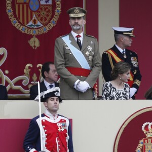 Le roi Felipe VI et la reine Letizia d'Espagne ont assisté le 12 octobre 2016 à Madrid au défilé militaire de la Fête nationale avec leurs filles la princesse Leonor des Asturies (manteau bleu) et l'infante Sofia d'Espagne (manteau rouge).