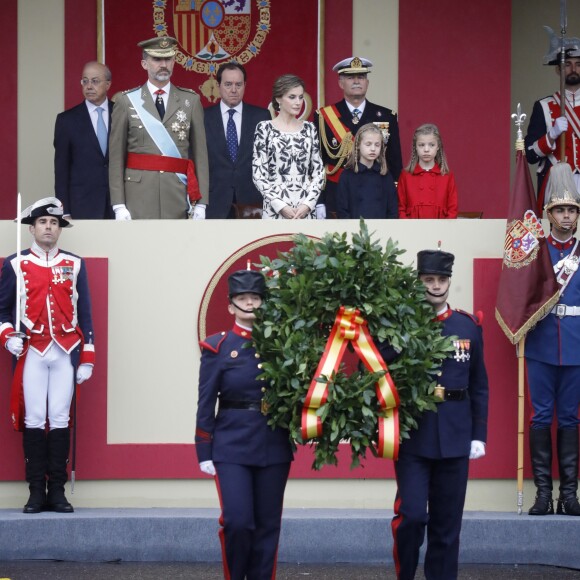 Le roi Felipe VI et la reine Letizia d'Espagne ont assisté le 12 octobre 2016 à Madrid au défilé militaire de la Fête nationale avec leurs filles la princesse Leonor des Asturies (manteau bleu) et l'infante Sofia d'Espagne (manteau rouge).