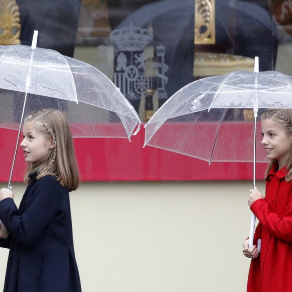 Le roi Felipe VI et la reine Letizia d'Espagne ont assisté le 12 octobre 2016 à Madrid au défilé militaire de la Fête nationale avec leurs filles la princesse Leonor des Asturies (manteau bleu) et l'infante Sofia d'Espagne (manteau rouge).