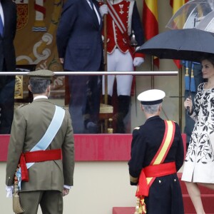 Le roi Felipe VI et la reine Letizia d'Espagne ont assisté le 12 octobre 2016 à Madrid au défilé militaire de la Fête nationale avec leurs filles la princesse Leonor des Asturies (manteau bleu) et l'infante Sofia d'Espagne (manteau rouge).