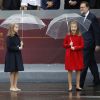 Le roi Felipe VI et la reine Letizia d'Espagne ont assisté le 12 octobre 2016 à Madrid au défilé militaire de la Fête nationale avec leurs filles la princesse Leonor des Asturies (manteau bleu) et l'infante Sofia d'Espagne (manteau rouge).