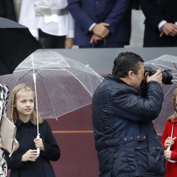 Le roi Felipe VI et la reine Letizia d'Espagne ont assisté le 12 octobre 2016 à Madrid au défilé militaire de la Fête nationale avec leurs filles la princesse Leonor des Asturies (manteau bleu) et l'infante Sofia d'Espagne (manteau rouge).