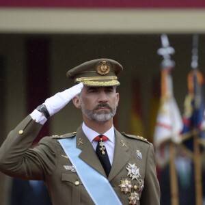 Le roi Felipe VI et la reine Letizia d'Espagne étaient accompagnés par leurs filles la princesse Leonor des Asturies (manteau bleu) et l'infante Sofia d'Espagne (manteau rouge) le 12 octobre 2016 à Madrid pour le défilé militaire de la Fête nationale espagnole.