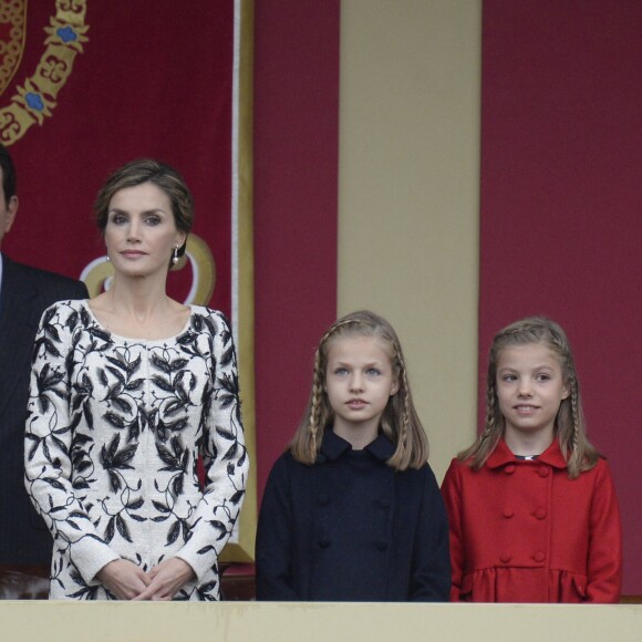 Le roi Felipe VI et la reine Letizia d'Espagne étaient accompagnés par leurs filles la princesse Leonor des Asturies (manteau bleu) et l'infante Sofia d'Espagne (manteau rouge) le 12 octobre 2016 à Madrid pour le défilé militaire de la Fête nationale espagnole.