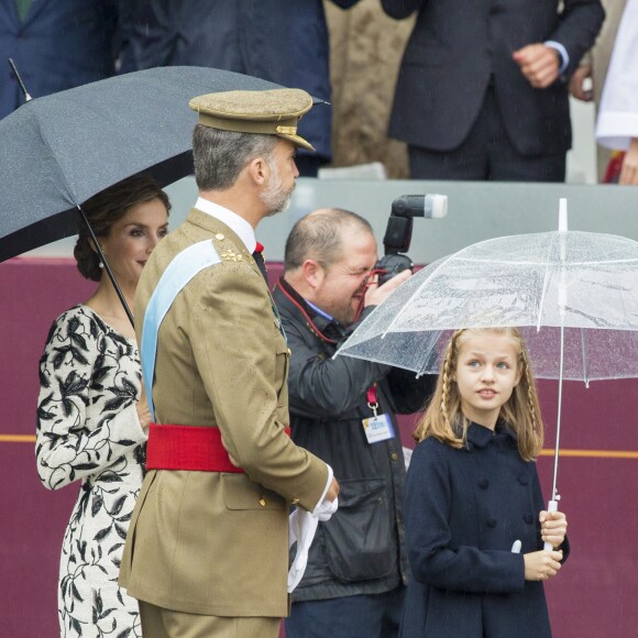 Le roi Felipe VI et la reine Letizia d'Espagne étaient accompagnés par leurs filles la princesse Leonor des Asturies (manteau bleu) et l'infante Sofia d'Espagne (manteau rouge) le 12 octobre 2016 à Madrid pour le défilé militaire de la Fête nationale espagnole.