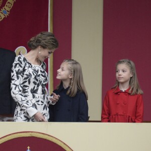 Le roi Felipe VI et la reine Letizia d'Espagne étaient accompagnés par leurs filles la princesse Leonor des Asturies (manteau bleu) et l'infante Sofia d'Espagne (manteau rouge) le 12 octobre 2016 à Madrid pour le défilé militaire de la Fête nationale espagnole.