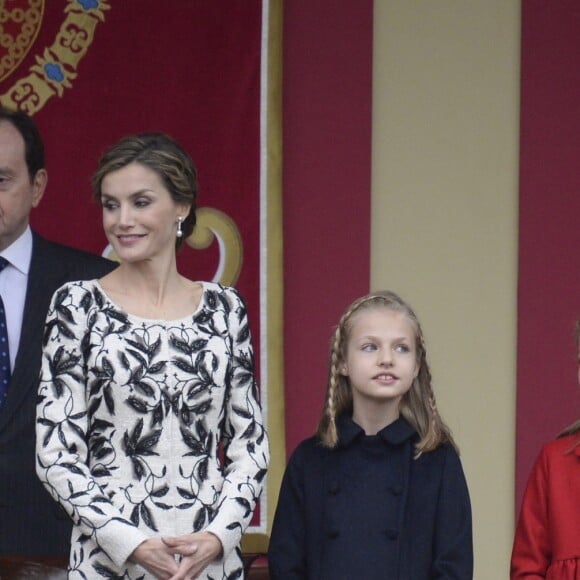 Le roi Felipe VI et la reine Letizia d'Espagne étaient accompagnés par leurs filles la princesse Leonor des Asturies (manteau bleu) et l'infante Sofia d'Espagne (manteau rouge) le 12 octobre 2016 à Madrid pour le défilé militaire de la Fête nationale espagnole.