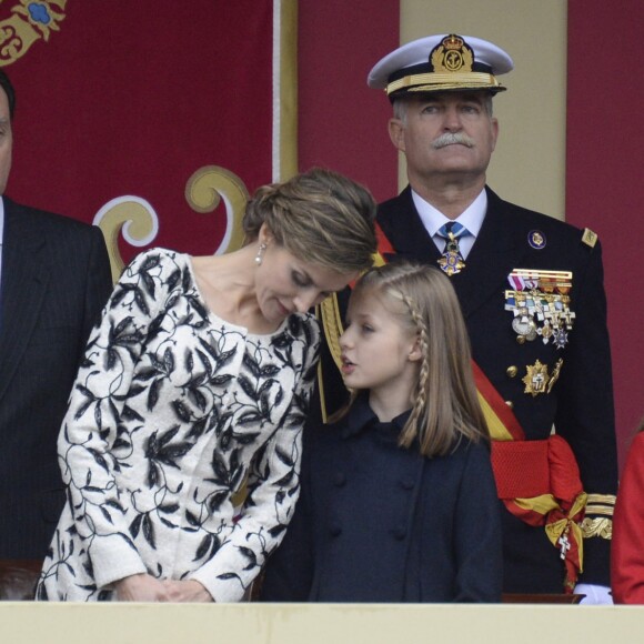 Le roi Felipe VI et la reine Letizia d'Espagne étaient accompagnés par leurs filles la princesse Leonor des Asturies (manteau bleu) et l'infante Sofia d'Espagne (manteau rouge) le 12 octobre 2016 à Madrid pour le défilé militaire de la Fête nationale espagnole.