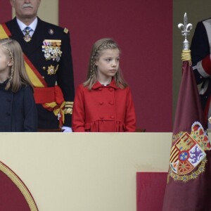 Le roi Felipe VI et la reine Letizia d'Espagne étaient accompagnés par leurs filles la princesse Leonor des Asturies (manteau bleu) et l'infante Sofia d'Espagne (manteau rouge) le 12 octobre 2016 à Madrid pour le défilé militaire de la Fête nationale espagnole.