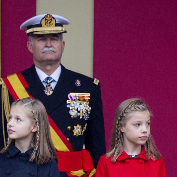 Le roi Felipe VI et la reine Letizia d'Espagne étaient accompagnés par leurs filles la princesse Leonor des Asturies (manteau bleu) et l'infante Sofia d'Espagne (manteau rouge) le 12 octobre 2016 à Madrid pour le défilé militaire de la Fête nationale espagnole.