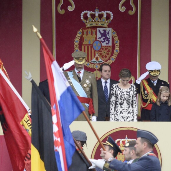 Le roi Felipe VI et la reine Letizia d'Espagne étaient accompagnés par leurs filles la princesse Leonor des Asturies (manteau bleu) et l'infante Sofia d'Espagne (manteau rouge) le 12 octobre 2016 à Madrid pour le défilé militaire de la Fête nationale espagnole.