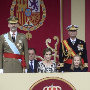 Le roi Felipe VI et la reine Letizia d'Espagne étaient accompagnés par leurs filles la princesse Leonor des Asturies (manteau bleu) et l'infante Sofia d'Espagne (manteau rouge) le 12 octobre 2016 à Madrid pour le défilé militaire de la Fête nationale espagnole.