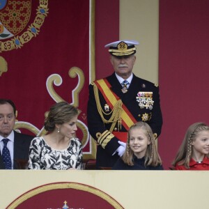 Le roi Felipe VI et la reine Letizia d'Espagne étaient accompagnés par leurs filles la princesse Leonor des Asturies (manteau bleu) et l'infante Sofia d'Espagne (manteau rouge) le 12 octobre 2016 à Madrid pour le défilé militaire de la Fête nationale espagnole.