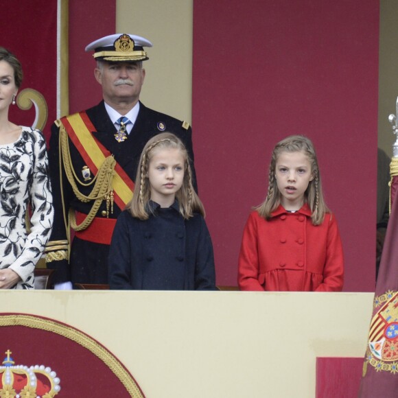 Le roi Felipe VI et la reine Letizia d'Espagne étaient accompagnés par leurs filles la princesse Leonor des Asturies (manteau bleu) et l'infante Sofia d'Espagne (manteau rouge) le 12 octobre 2016 à Madrid pour le défilé militaire de la Fête nationale espagnole.