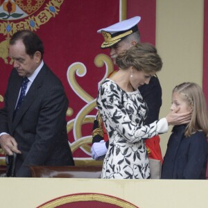 Le roi Felipe VI et la reine Letizia d'Espagne étaient accompagnés par leurs filles la princesse Leonor des Asturies (manteau bleu) et l'infante Sofia d'Espagne (manteau rouge) le 12 octobre 2016 à Madrid pour le défilé militaire de la Fête nationale espagnole.