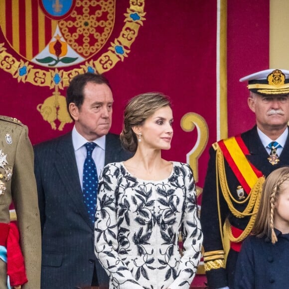 Le roi Felipe VI et la reine Letizia d'Espagne étaient accompagnés par leurs filles la princesse Leonor des Asturies (manteau bleu) et l'infante Sofia d'Espagne (manteau rouge) le 12 octobre 2016 à Madrid pour le défilé militaire de la Fête nationale espagnole.