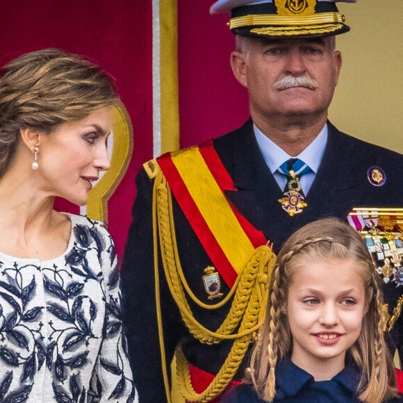 Le roi Felipe VI et la reine Letizia d'Espagne étaient accompagnés par leurs filles la princesse Leonor des Asturies (manteau bleu) et l'infante Sofia d'Espagne (manteau rouge) le 12 octobre 2016 à Madrid pour le défilé militaire de la Fête nationale espagnole.