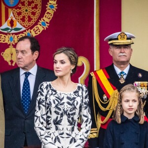 Le roi Felipe VI et la reine Letizia d'Espagne étaient accompagnés par leurs filles la princesse Leonor des Asturies (manteau bleu) et l'infante Sofia d'Espagne (manteau rouge) le 12 octobre 2016 à Madrid pour le défilé militaire de la Fête nationale espagnole.