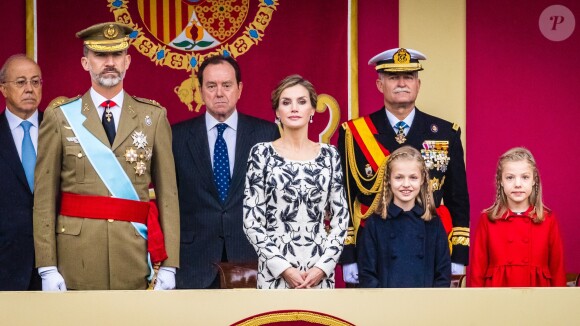 Le roi Felipe VI et la reine Letizia d'Espagne étaient accompagnés par leurs filles la princesse Leonor des Asturies (manteau bleu) et l'infante Sofia d'Espagne (manteau rouge) le 12 octobre 2016 à Madrid pour le défilé militaire de la Fête nationale espagnole.