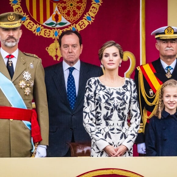 Le roi Felipe VI et la reine Letizia d'Espagne étaient accompagnés par leurs filles la princesse Leonor des Asturies (manteau bleu) et l'infante Sofia d'Espagne (manteau rouge) le 12 octobre 2016 à Madrid pour le défilé militaire de la Fête nationale espagnole.