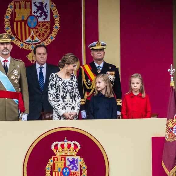 Le roi Felipe VI et la reine Letizia d'Espagne étaient accompagnés par leurs filles la princesse Leonor des Asturies (manteau bleu) et l'infante Sofia d'Espagne (manteau rouge) le 12 octobre 2016 à Madrid pour le défilé militaire de la Fête nationale espagnole.