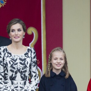 Le roi Felipe VI et la reine Letizia d'Espagne étaient accompagnés par leurs filles la princesse Leonor des Asturies (manteau bleu) et l'infante Sofia d'Espagne (manteau rouge) le 12 octobre 2016 à Madrid pour le défilé militaire de la Fête nationale espagnole.