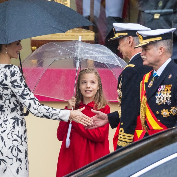 Le roi Felipe VI et la reine Letizia d'Espagne étaient accompagnés par leurs filles la princesse Leonor des Asturies (manteau bleu) et l'infante Sofia d'Espagne (manteau rouge) le 12 octobre 2016 à Madrid pour le défilé militaire de la Fête nationale espagnole.