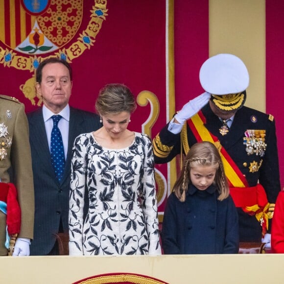 Le roi Felipe VI et la reine Letizia d'Espagne étaient accompagnés par leurs filles la princesse Leonor des Asturies (manteau bleu) et l'infante Sofia d'Espagne (manteau rouge) le 12 octobre 2016 à Madrid pour le défilé militaire de la Fête nationale espagnole.