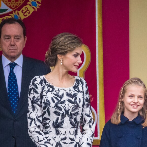 Le roi Felipe VI et la reine Letizia d'Espagne étaient accompagnés par leurs filles la princesse Leonor des Asturies (manteau bleu) et l'infante Sofia d'Espagne (manteau rouge) le 12 octobre 2016 à Madrid pour le défilé militaire de la Fête nationale espagnole.