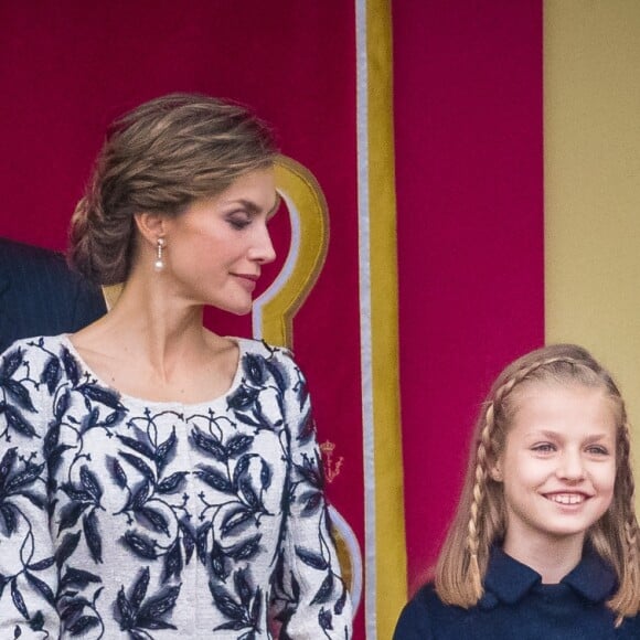 Le roi Felipe VI et la reine Letizia d'Espagne étaient accompagnés par leurs filles la princesse Leonor des Asturies (manteau bleu) et l'infante Sofia d'Espagne (manteau rouge) le 12 octobre 2016 à Madrid pour le défilé militaire de la Fête nationale espagnole.