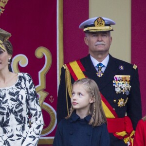 Le roi Felipe VI et la reine Letizia d'Espagne étaient accompagnés par leurs filles la princesse Leonor des Asturies (manteau bleu) et l'infante Sofia d'Espagne (manteau rouge) le 12 octobre 2016 à Madrid pour le défilé militaire de la Fête nationale espagnole.