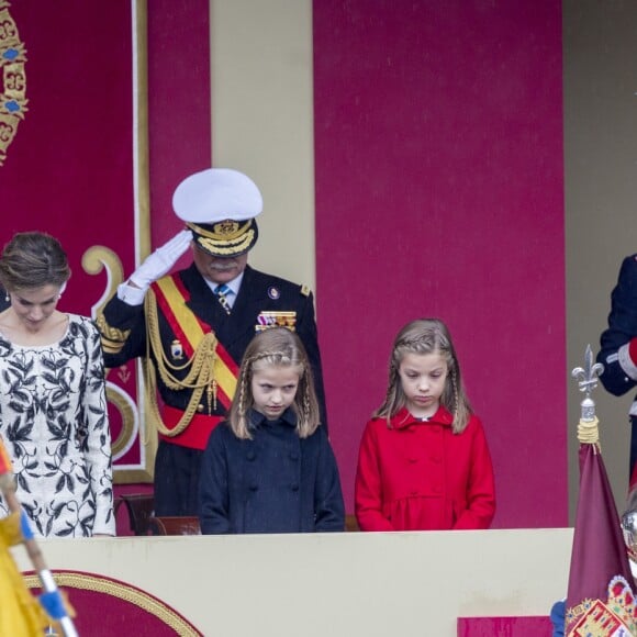 Le roi Felipe VI et la reine Letizia d'Espagne étaient accompagnés par leurs filles la princesse Leonor des Asturies (manteau bleu) et l'infante Sofia d'Espagne (manteau rouge) le 12 octobre 2016 à Madrid pour le défilé militaire de la Fête nationale espagnole.