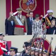 Le roi Felipe VI et la reine Letizia d'Espagne étaient accompagnés par leurs filles la princesse Leonor des Asturies (manteau bleu) et l'infante Sofia d'Espagne (manteau rouge) le 12 octobre 2016 à Madrid pour le défilé militaire de la Fête nationale espagnole.