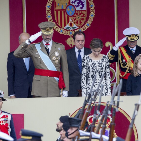 Le roi Felipe VI et la reine Letizia d'Espagne étaient accompagnés par leurs filles la princesse Leonor des Asturies (manteau bleu) et l'infante Sofia d'Espagne (manteau rouge) le 12 octobre 2016 à Madrid pour le défilé militaire de la Fête nationale espagnole.