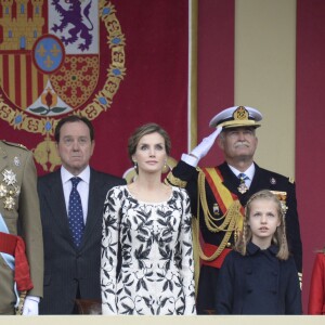 Le roi Felipe VI et la reine Letizia d'Espagne étaient accompagnés par leurs filles la princesse Leonor des Asturies (manteau bleu) et l'infante Sofia d'Espagne (manteau rouge) le 12 octobre 2016 à Madrid pour le défilé militaire de la Fête nationale espagnole.