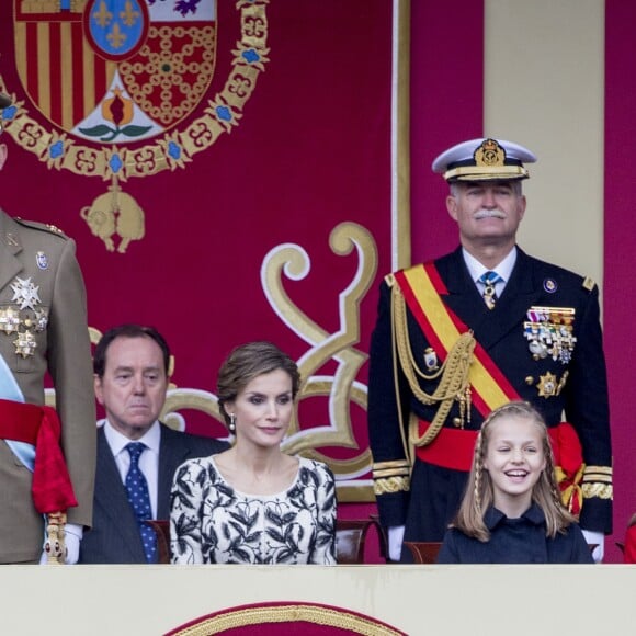 Le roi Felipe VI et la reine Letizia d'Espagne étaient accompagnés par leurs filles la princesse Leonor des Asturies (manteau bleu) et l'infante Sofia d'Espagne (manteau rouge) le 12 octobre 2016 à Madrid pour le défilé militaire de la Fête nationale espagnole.