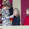 Un joli geste tendre de Letizia avec Leonor... Le roi Felipe VI et la reine Letizia d'Espagne étaient accompagnés par leurs filles la princesse Leonor des Asturies (manteau bleu) et l'infante Sofia d'Espagne (manteau rouge) le 12 octobre 2016 à Madrid pour le défilé militaire de la Fête nationale espagnole.