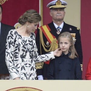 Un joli geste tendre de Letizia avec Leonor... Le roi Felipe VI et la reine Letizia d'Espagne étaient accompagnés par leurs filles la princesse Leonor des Asturies (manteau bleu) et l'infante Sofia d'Espagne (manteau rouge) le 12 octobre 2016 à Madrid pour le défilé militaire de la Fête nationale espagnole.