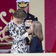Un joli geste tendre de Letizia avec Leonor... Le roi Felipe VI et la reine Letizia d'Espagne étaient accompagnés par leurs filles la princesse Leonor des Asturies (manteau bleu) et l'infante Sofia d'Espagne (manteau rouge) le 12 octobre 2016 à Madrid pour le défilé militaire de la Fête nationale espagnole.