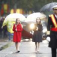 L'infante Sofia d'Espagne (en manteau rouge) et la princesse Leonor des Asturies (en manteau bleu), filles du roi Felipe VI et de la reine Letizia, ont bravé la pluie à Madrid le 12 octobre 2016 lors des célébrations de la Fête nationale.