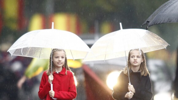 Leonor et Sofia d'Espagne: Auprès de Felipe et Letizia, la fête sous la pluie !