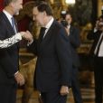 Le roi Felipe VI et la reine Letizia d'Espagne ont reçu quelque 1 200 invités, dont ici le Premier ministre Mariano Rajoy, au palais royal à Madrid le 12 octobre 2016 dans le cadre des célébrations de la Fête nationale.