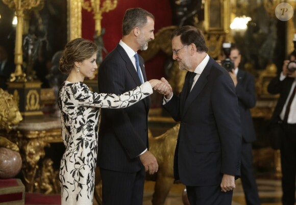 Le roi Felipe VI et la reine Letizia d'Espagne ont reçu quelque 1 200 invités, dont ici le Premier ministre Mariano Rajoy, au palais royal à Madrid le 12 octobre 2016 dans le cadre des célébrations de la Fête nationale.