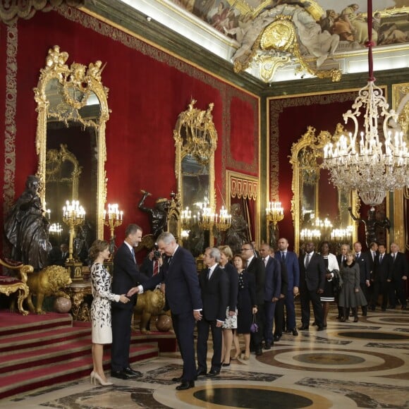 Le roi Felipe VI et la reine Letizia d'Espagne ont reçu quelque 1 200 invités au palais royal à Madrid le 12 octobre 2016 dans le cadre des célébrations de la Fête nationale.