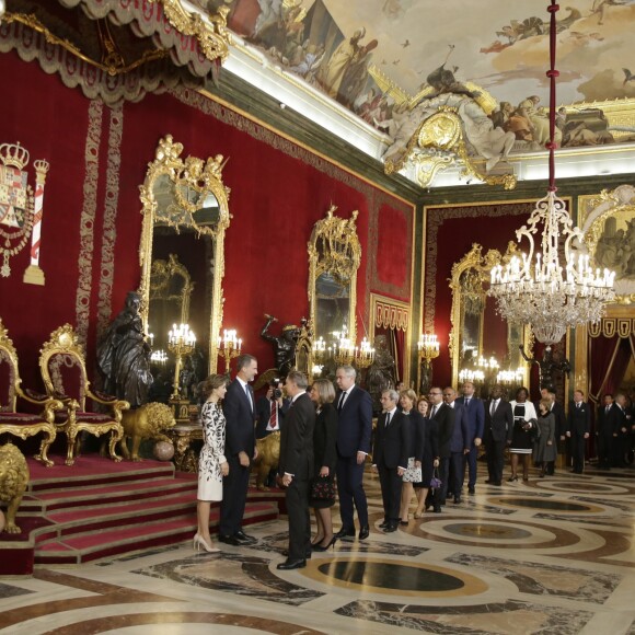 Le roi Felipe VI et la reine Letizia d'Espagne ont reçu quelque 1 200 invités au palais royal à Madrid le 12 octobre 2016 dans le cadre des célébrations de la Fête nationale.