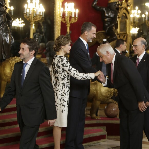Le roi Felipe VI et la reine Letizia d'Espagne ont reçu quelque 1 200 invités au palais royal à Madrid le 12 octobre 2016 dans le cadre des célébrations de la Fête nationale.